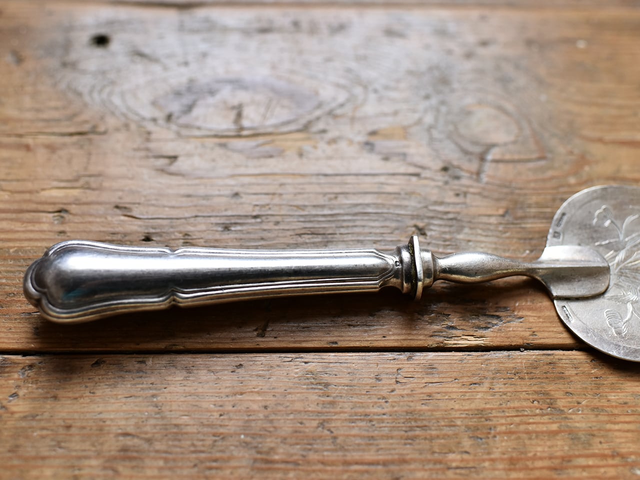 装飾が素敵なケーキサーバー フレンチブロカント