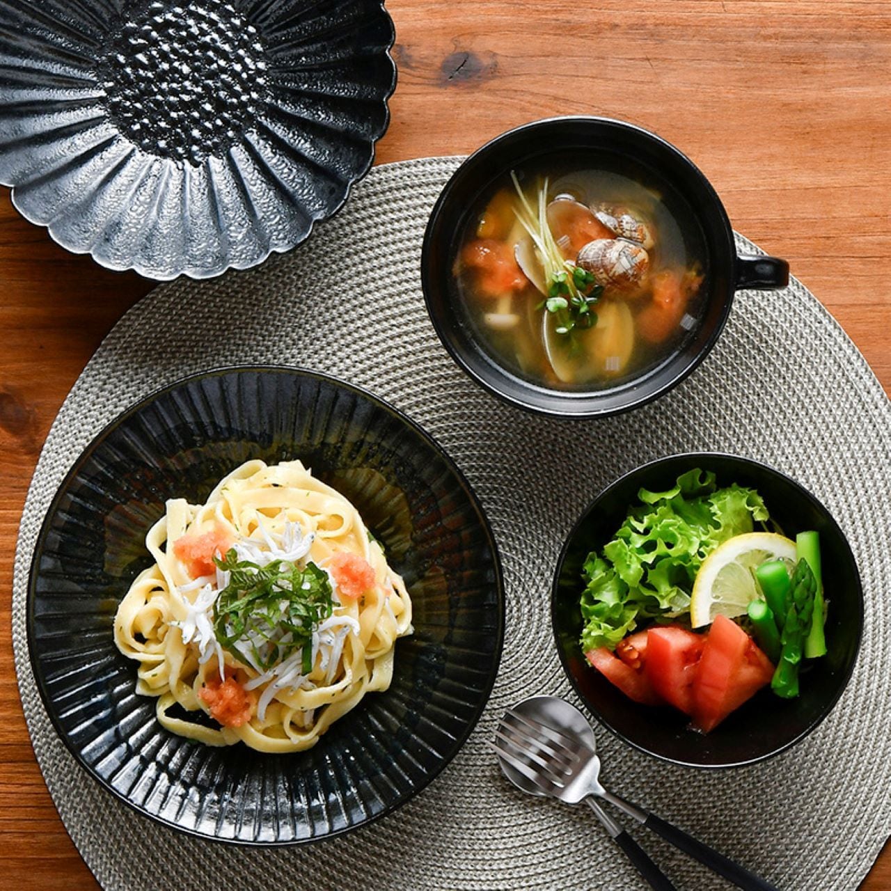 こくようせき】黒曜石鎬彫 菊割花弁多用皿 | 乃利陶窯オンラインショップ。
