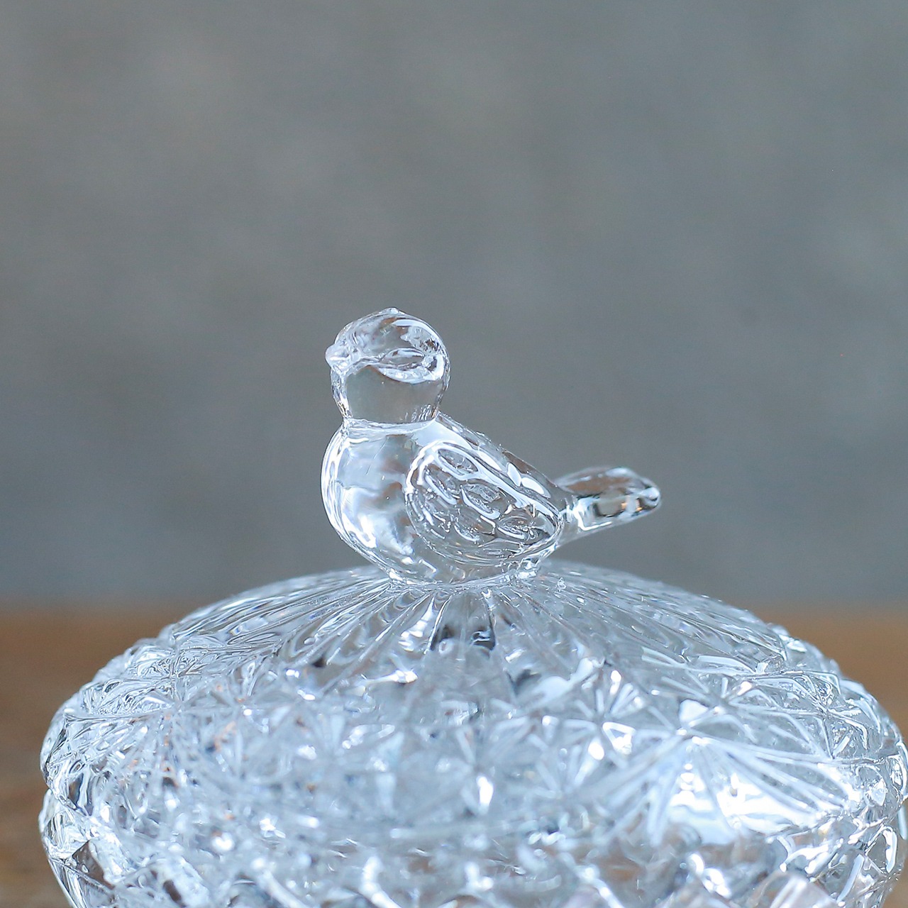 小さな鳥が住む、ガラスの小物入れ