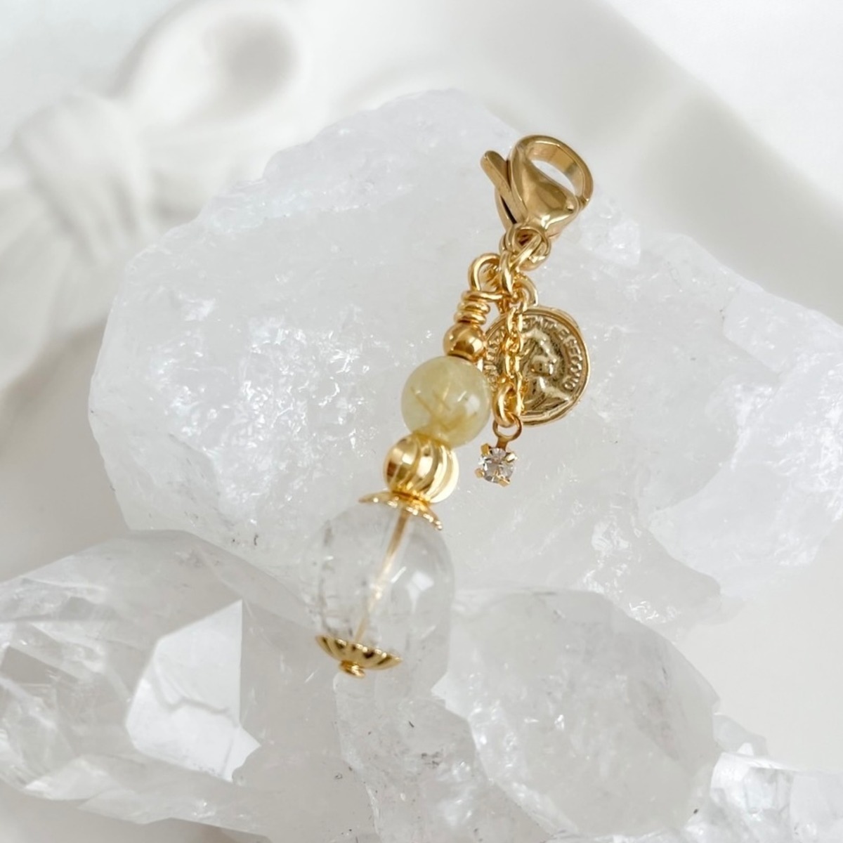 金運 仕事運 ✧ charm ⋆✦ ゴールドルチルクォーツ　ヒマラヤクリスタル　コインモチーフ　お守り　チャーム　天然石　パワーストーン　ストラップ  | 七彩 nanairo powered by BASE