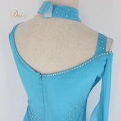 社交ダンス 衣装 スタンダード ドレス ワンピース パーティドレス 水色 prima boutique プリマブティック フロート ブルー系 長袖 ライトブルー シルエット 二重スカート ボリューム 動き 見せる ホースヘア ラインストーン 揺れる フロート ふんわり