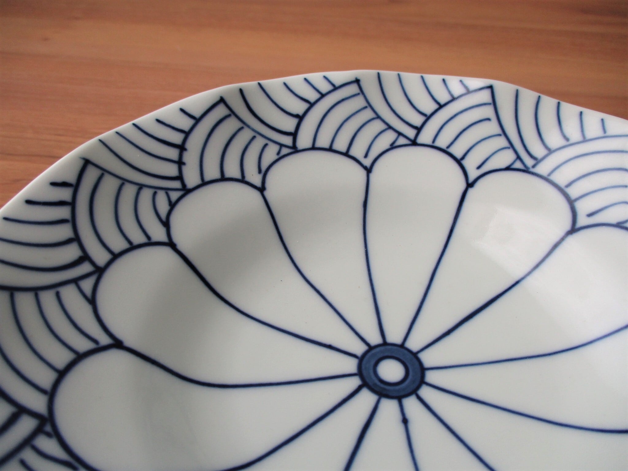 菊割青海波五寸深皿【有田焼】 | 有田焼や心器