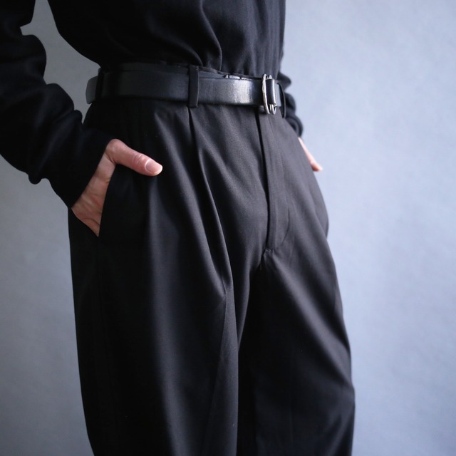 2-tuck tapered silhouette black wide slacks