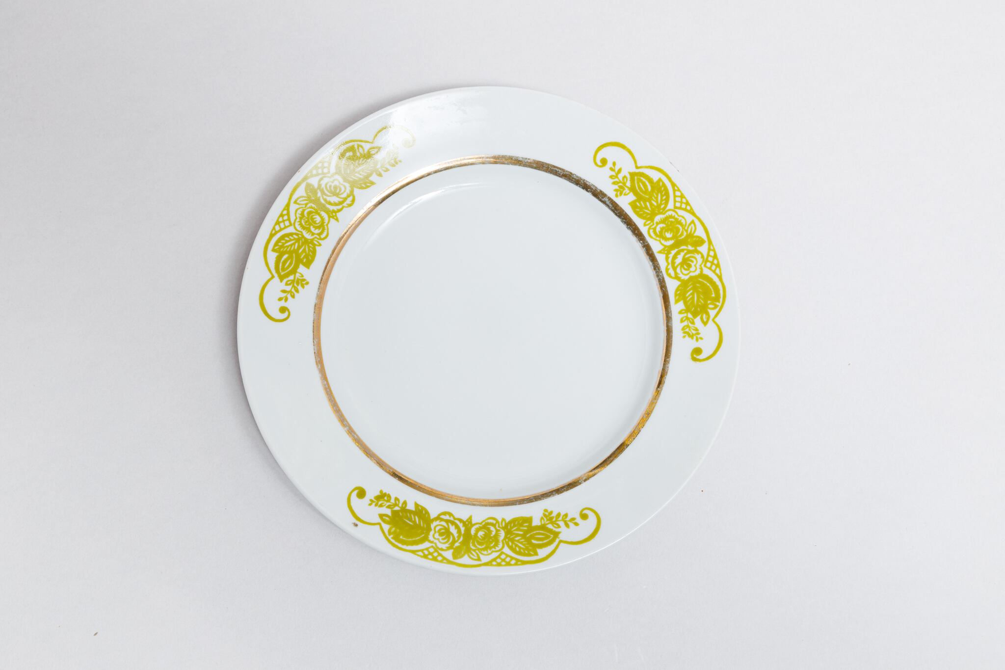 ヴィンテージ バラ柄紋様の皿 プロレターリ陶器工場 旧ソ連 0418