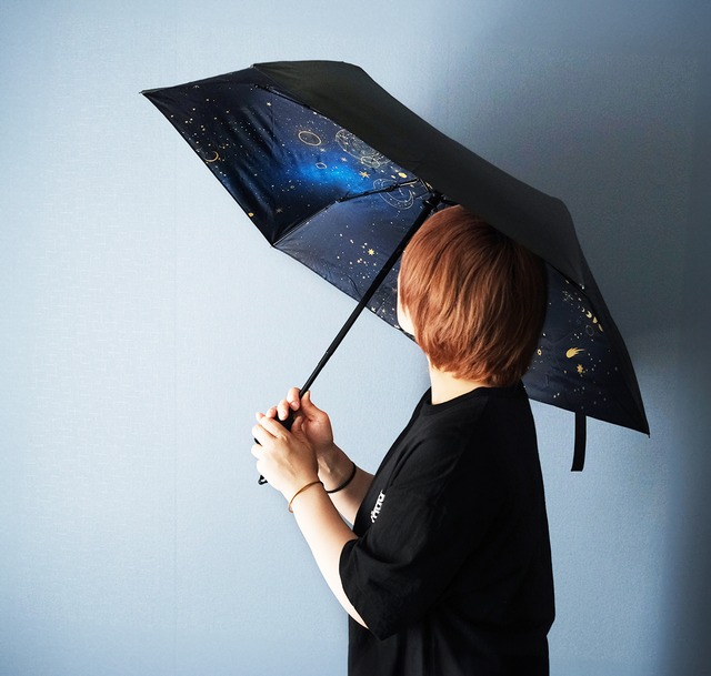 雨の中でも星空の世界を楽しめる、天体総柄（ゴールド） 晴雨兼用 折りたたみ傘・日傘（内側プリント・外側ブラック）