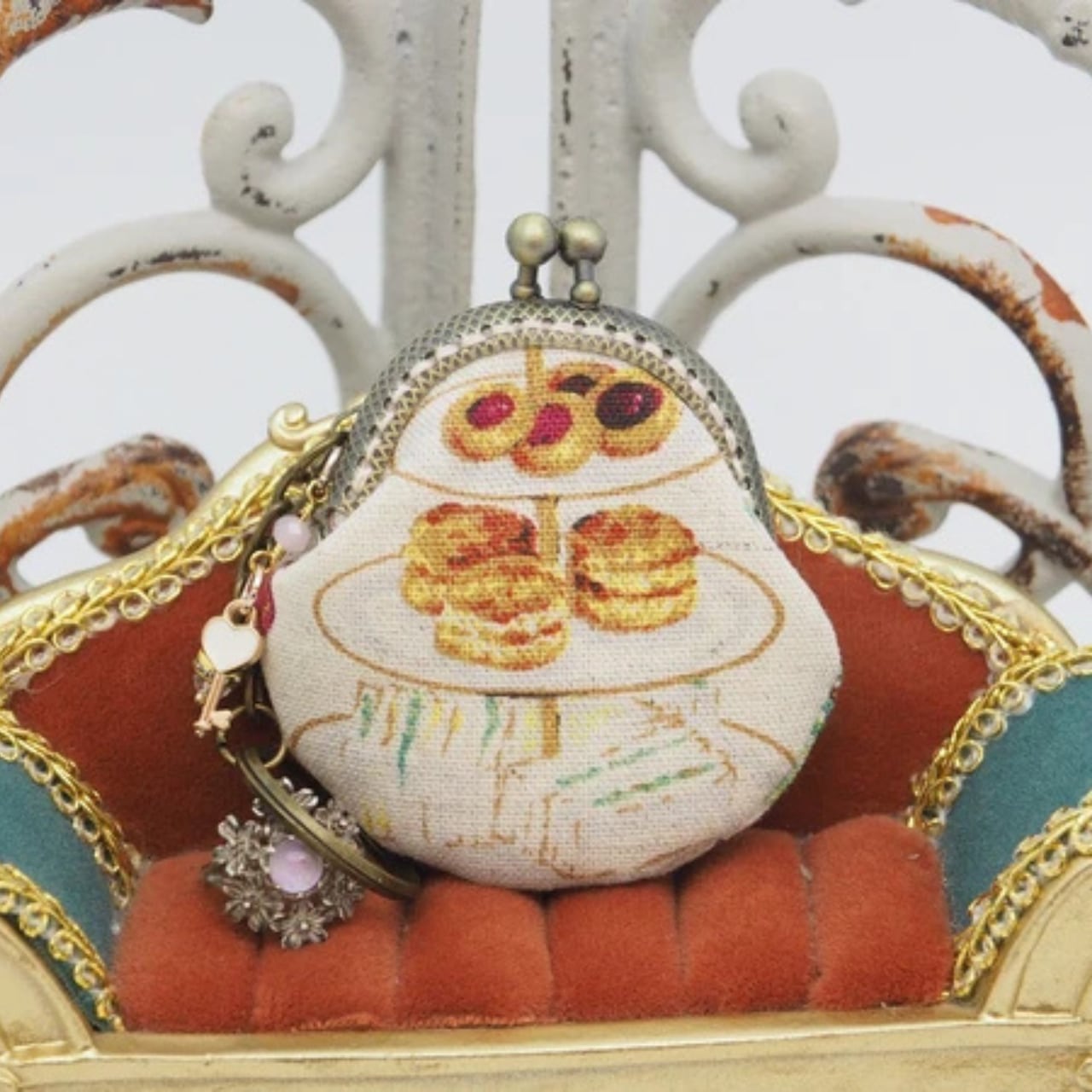 【ハンドメイド】がま口バッグチャーム|アフタヌーンティー (表面:フランス製生地 生成り/口金5cm)