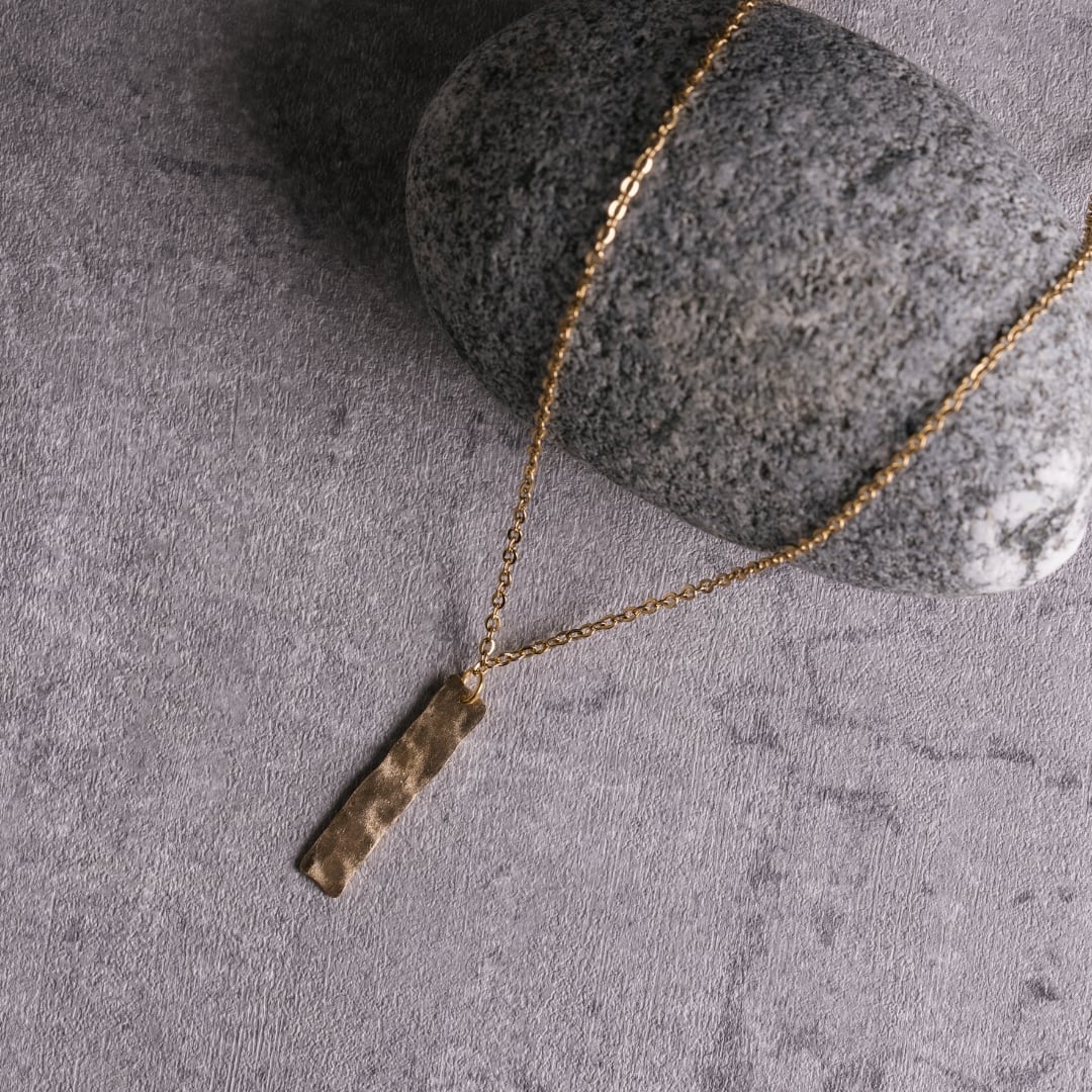 無垢真鍮のネックレス｜スクエア 槌目仕上げ | Sorelle .