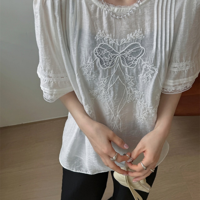 Round neck lace embroidery loose shirt　2litr03529