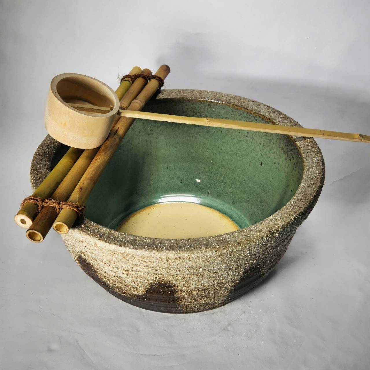 灰釉ひねり水鉢 13号 ／睡蓮鉢（信楽焼き・陶器・水鉢・めだか鉢