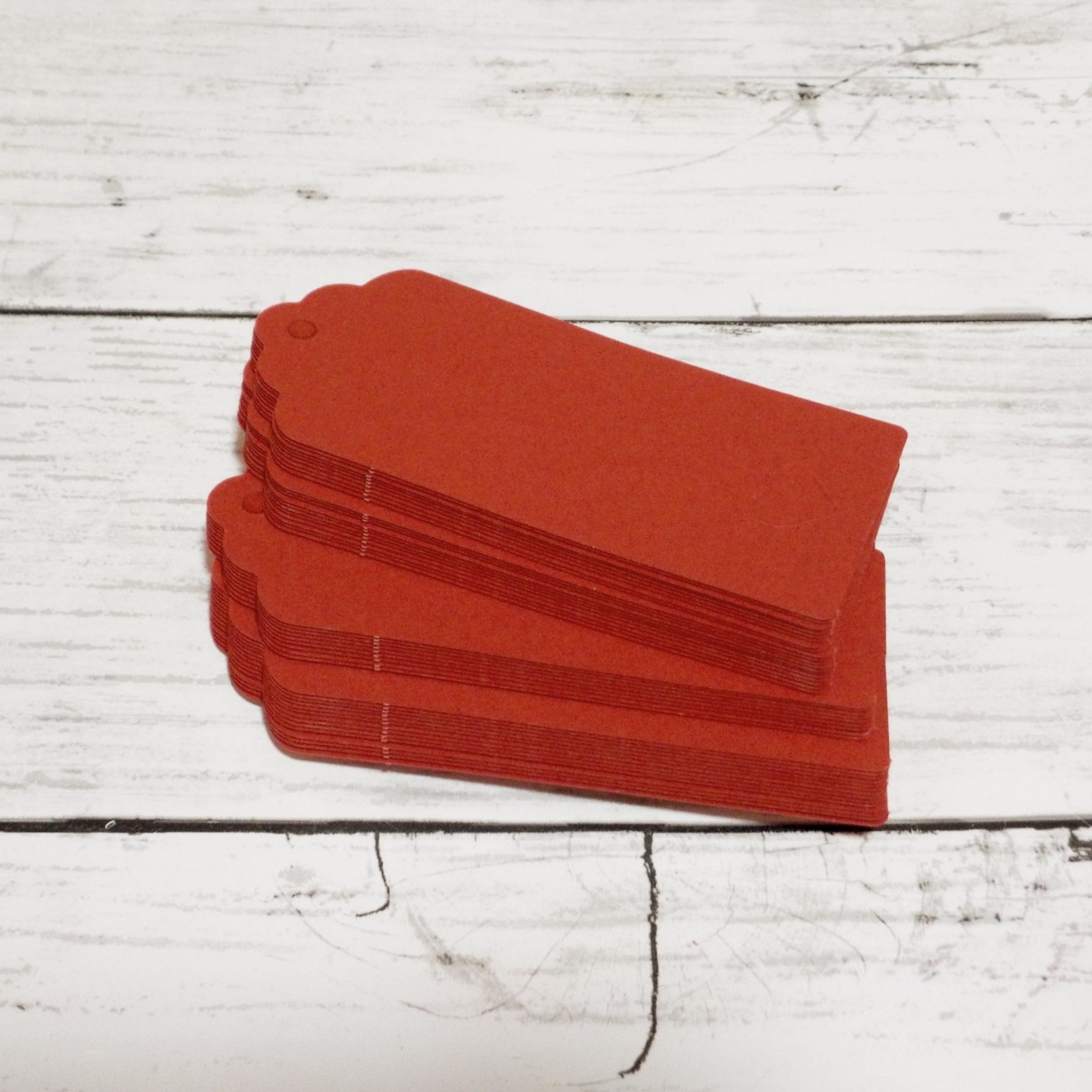 臙脂または蘇芳の赤系紙タグ 50枚 ハートのくり抜き 麻紐50本付き 海外