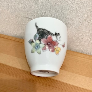 猫の湯呑み 花柄 ブルー系 赤系