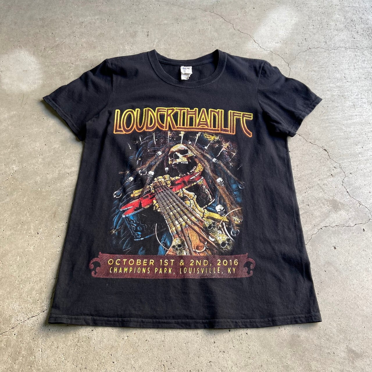 Louder Than Life 音楽祭 16 フェス プリントtシャツ メンズs 古着 ブラック 黒 Tシャツ Cs29 50 Cave 古着屋 公式 古着通販サイト