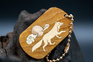 【黄金の木】 御蔵島 金桑 ドッグタグ 象嵌 十五夜きつね