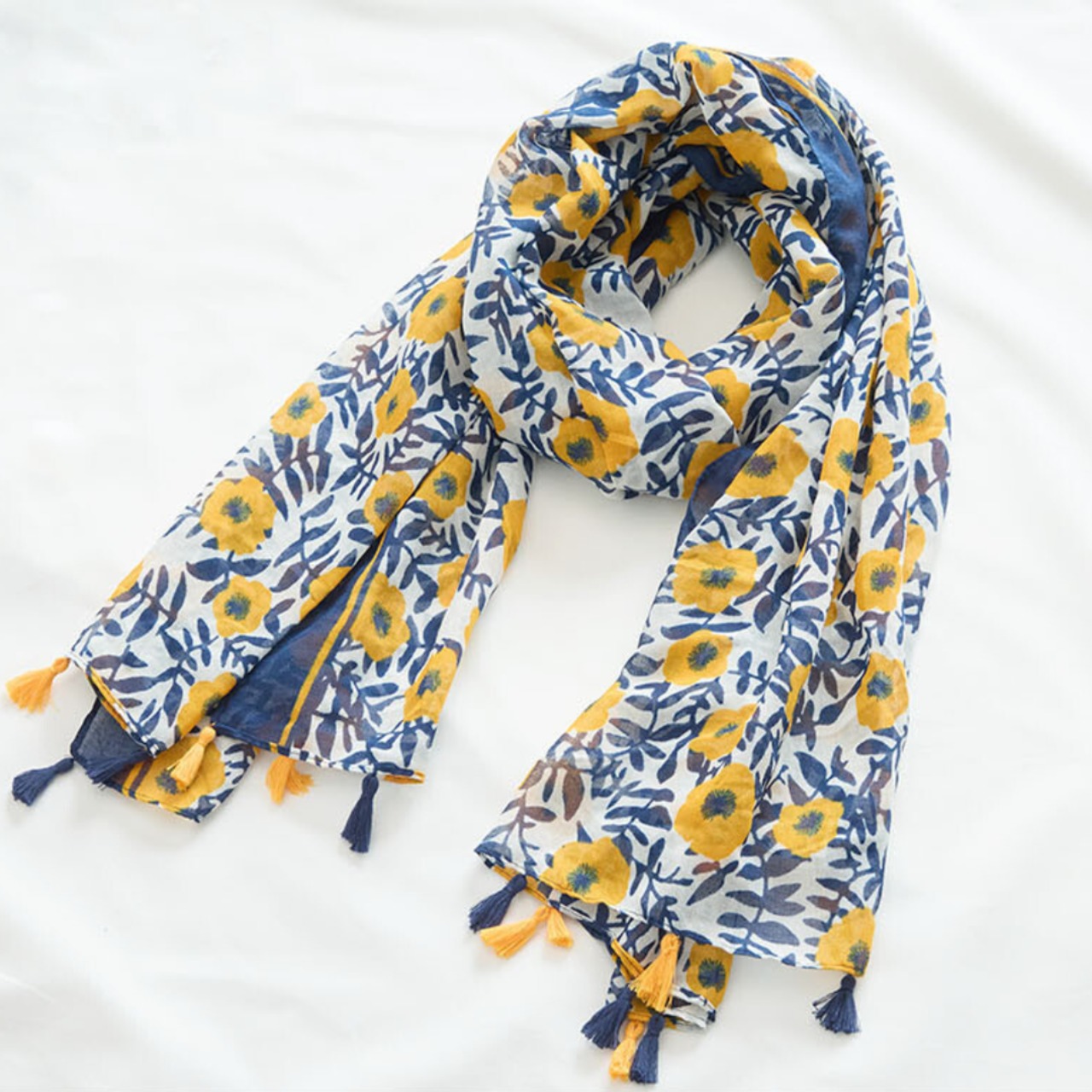 【SALE 6%OFF 4/10 10:00まで】TRUBE プリントタッセル付きストール 175-36ネイビー