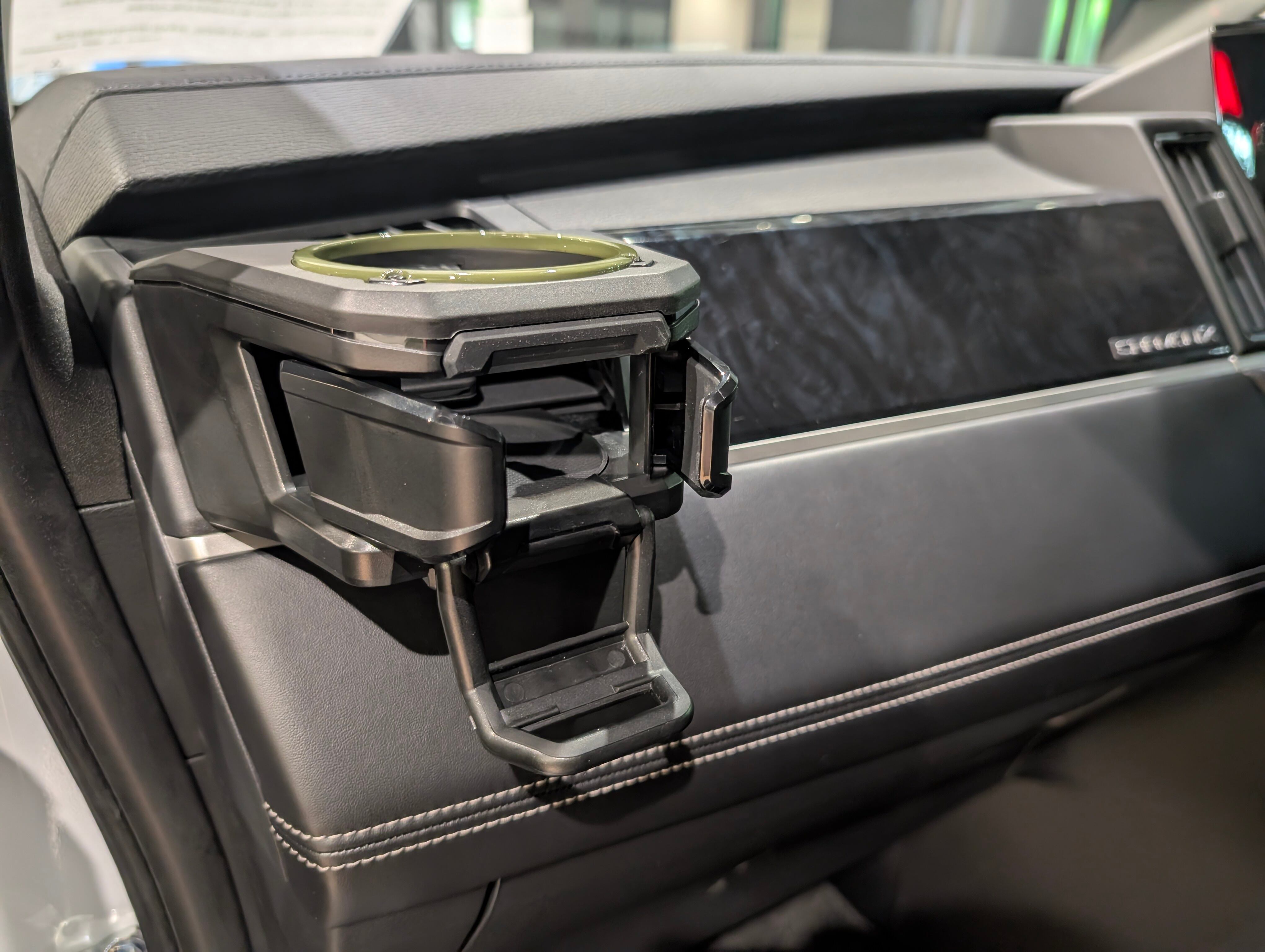 デリカD:5後期型専用ドリンクホルダー 助手席用（シャモニーグリーン