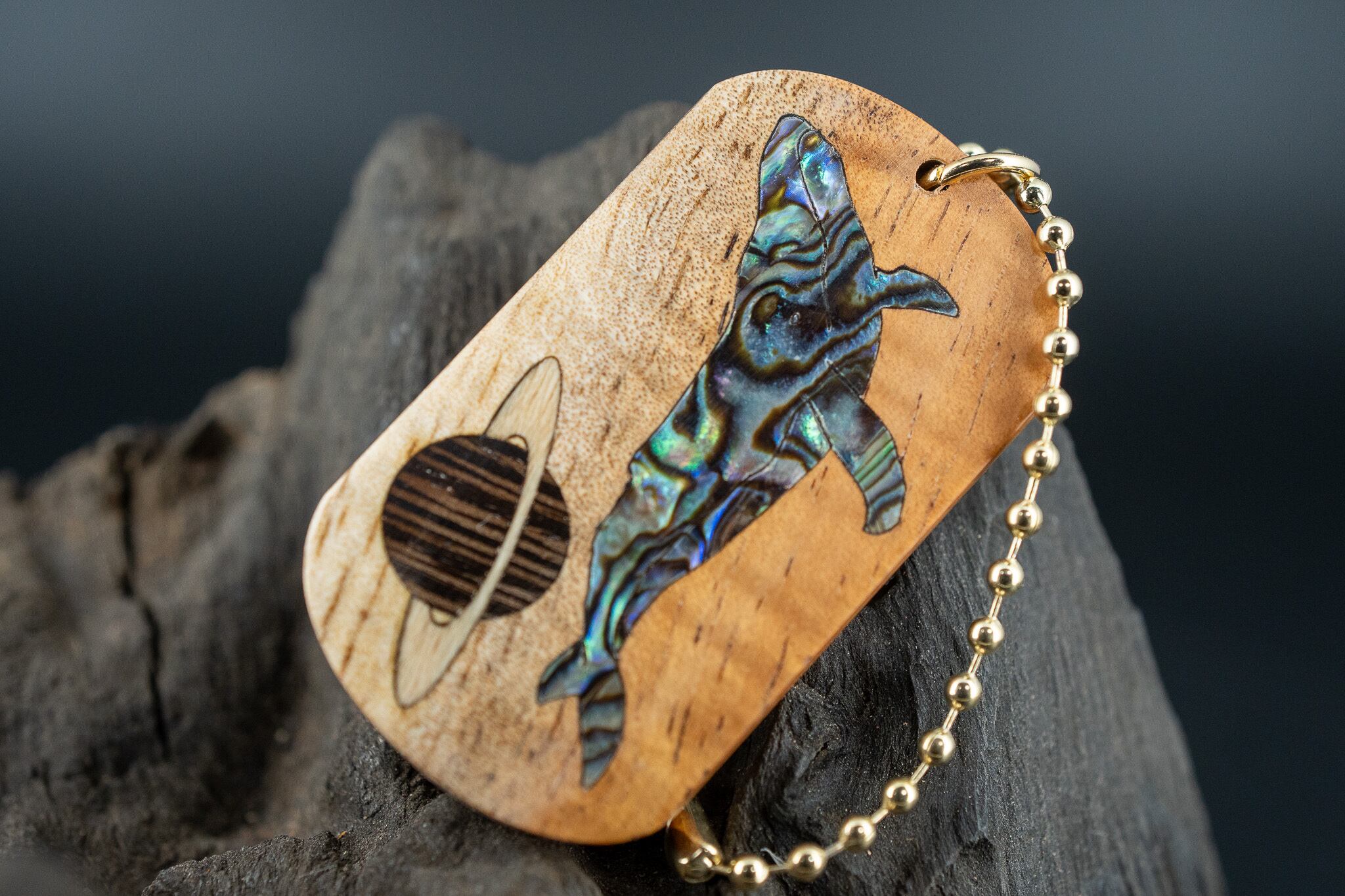 【王族の愛した銘木】 ハワイアンコア ツートン ドッグタグ 象嵌 勇魚と惑星