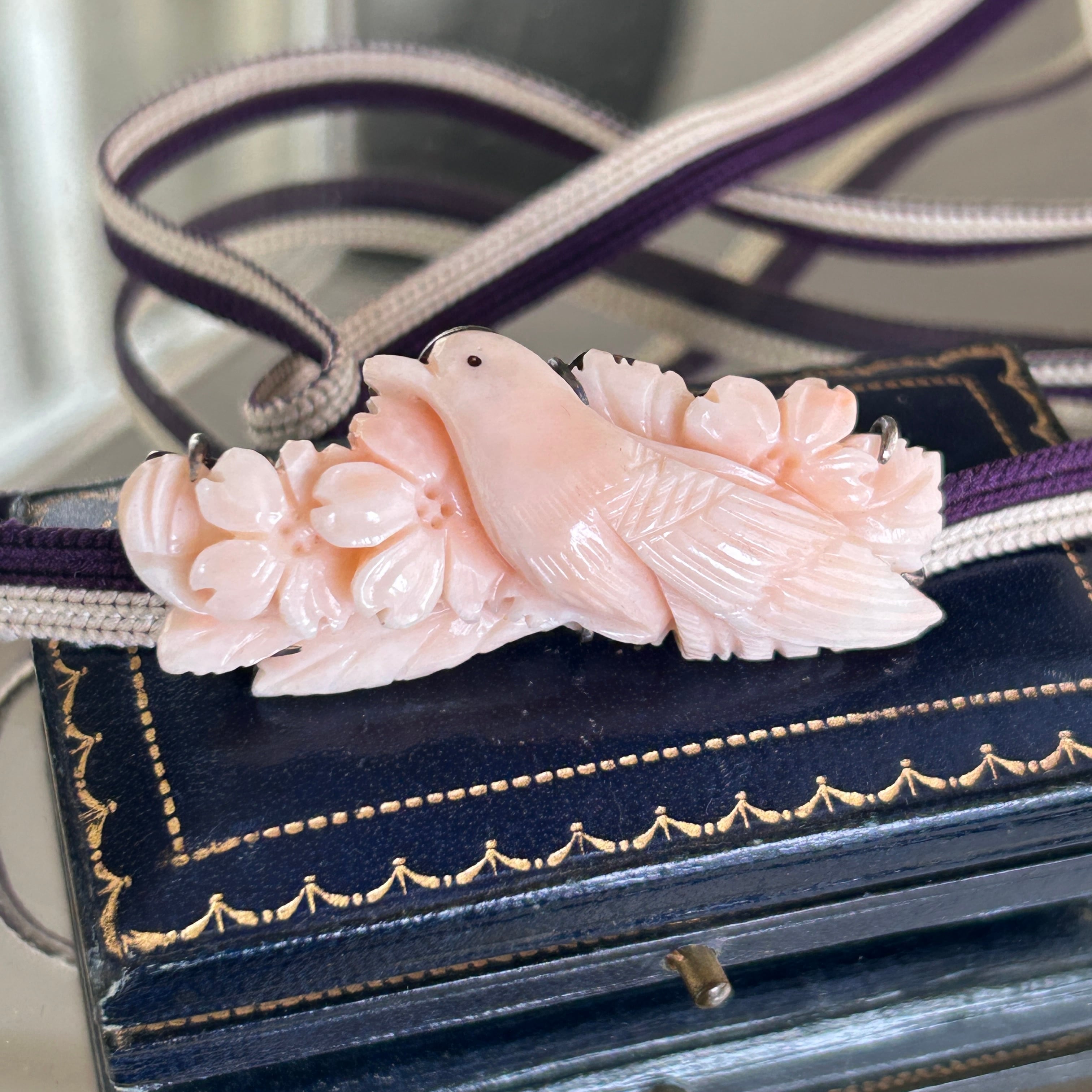Vintage  薄桃サンゴカービング　桜にヒヨドリのブローチ