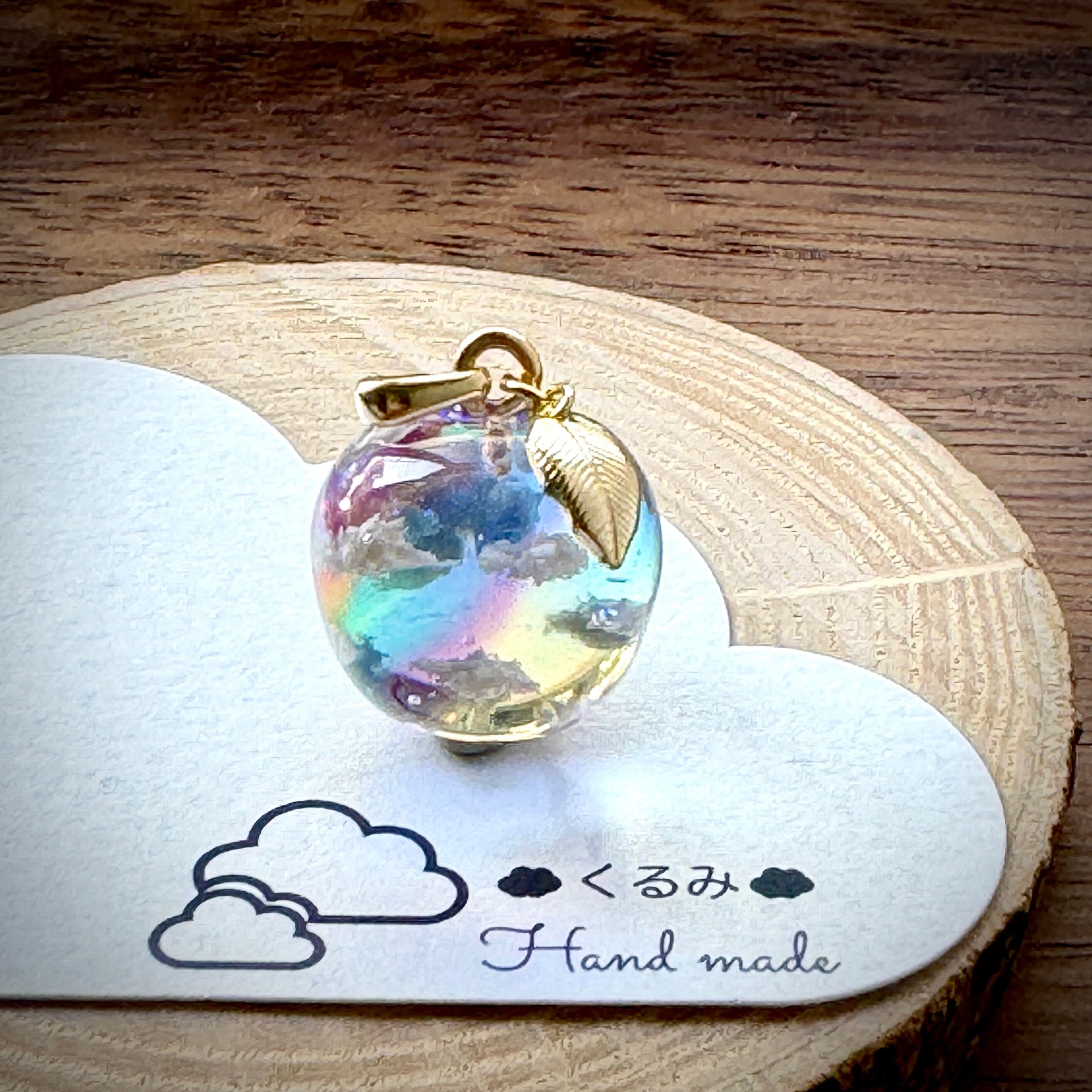 雲&空ペンダント りんご型 夕空にかかる虹 E