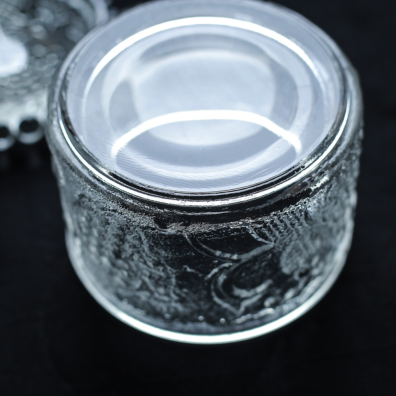 雫の冠が美しい、ガラスの小物入れ 4