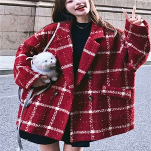 【送料無料】 トレンチコート チェスターコート ショートコート 長袖 Vネック 襟付き フレア Aライン ボタン ポケット レッド 大人カラー 厚手生地 かわいい 大人可愛い 綺麗 シンプル カジュアル 大人 上品 おしゃれ お洒落 大人女子 こなれ感 エレガント コンサバ 定番アイテム 体型カバー ガーリー シック チェック柄 冬 女性 レディース ママ 30代 40代 デート お出かけ 女子会 お呼ばれ お茶会 授業参観 休日 アウトドア 着回し 普段使い ファッション ウール 楽ちん 垢抜け