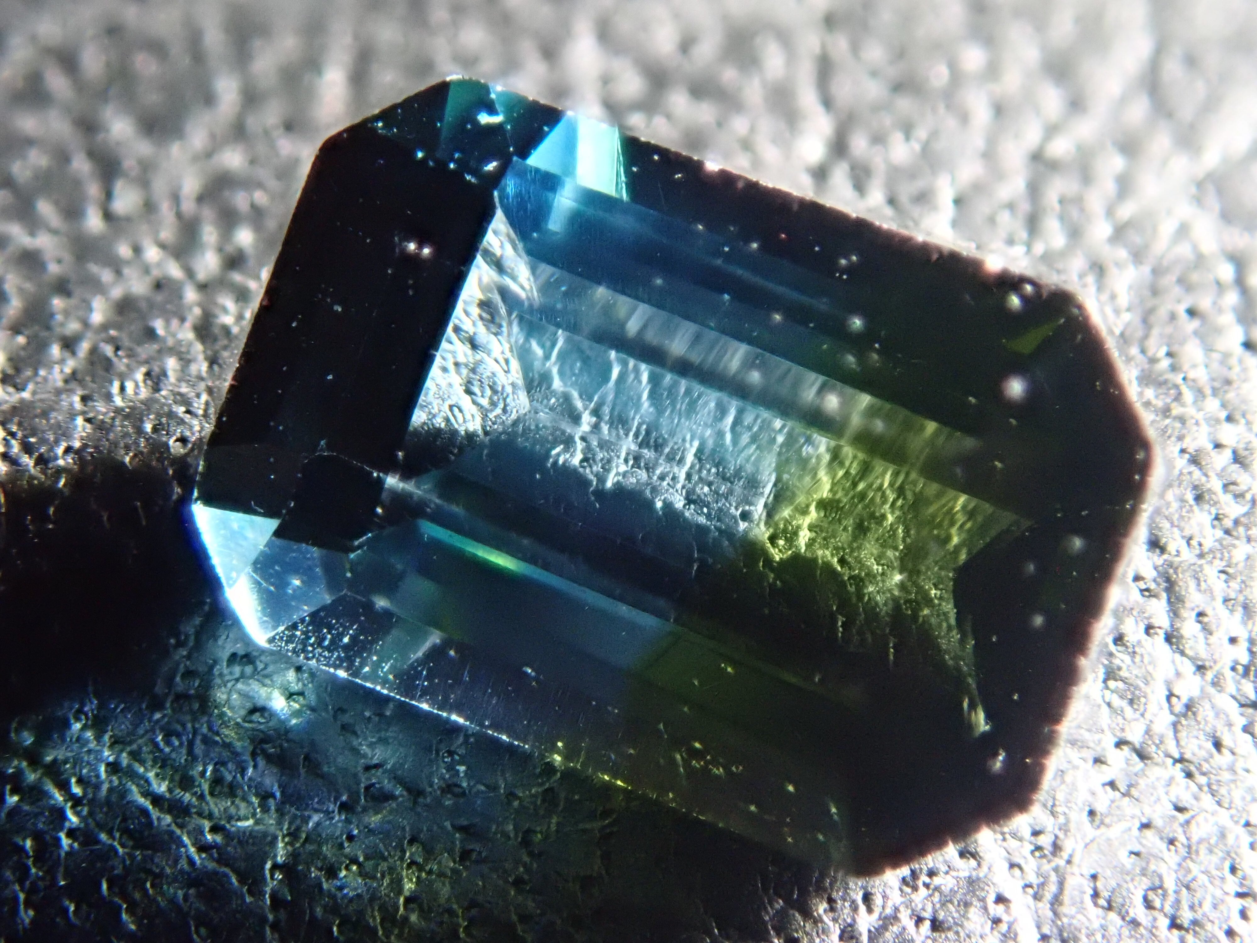 653 ブラジル Aragual産 トルマリン ブラジル産バイカラートルマリン 0.663ct | Gem Shop Urcaguary
