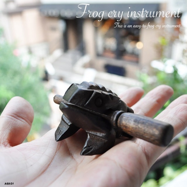 【 送料無料 メール便発送 】 カエル楽器 カエルギロ Sサイズ 小サイズ タイ楽器 おしゃれ かえる 蛙楽器 楽器 ギロ DJ ラッパー 音作り ライブ利用 音作りにも最高 癒し楽器 魅了 リラックス サポート いやし エスニック アジアン 瞑想 ハッピーカエル カエルグッズ 雑貨 懐かしい鳴き声が聞こえる 不思議な楽器 人気 リフレッシュ リセット レディース メンズ キッズ 子供 夏休み 宿題 一人暮らし キャンプ アウトドア 田舎暮らし おすすめ アブロイ