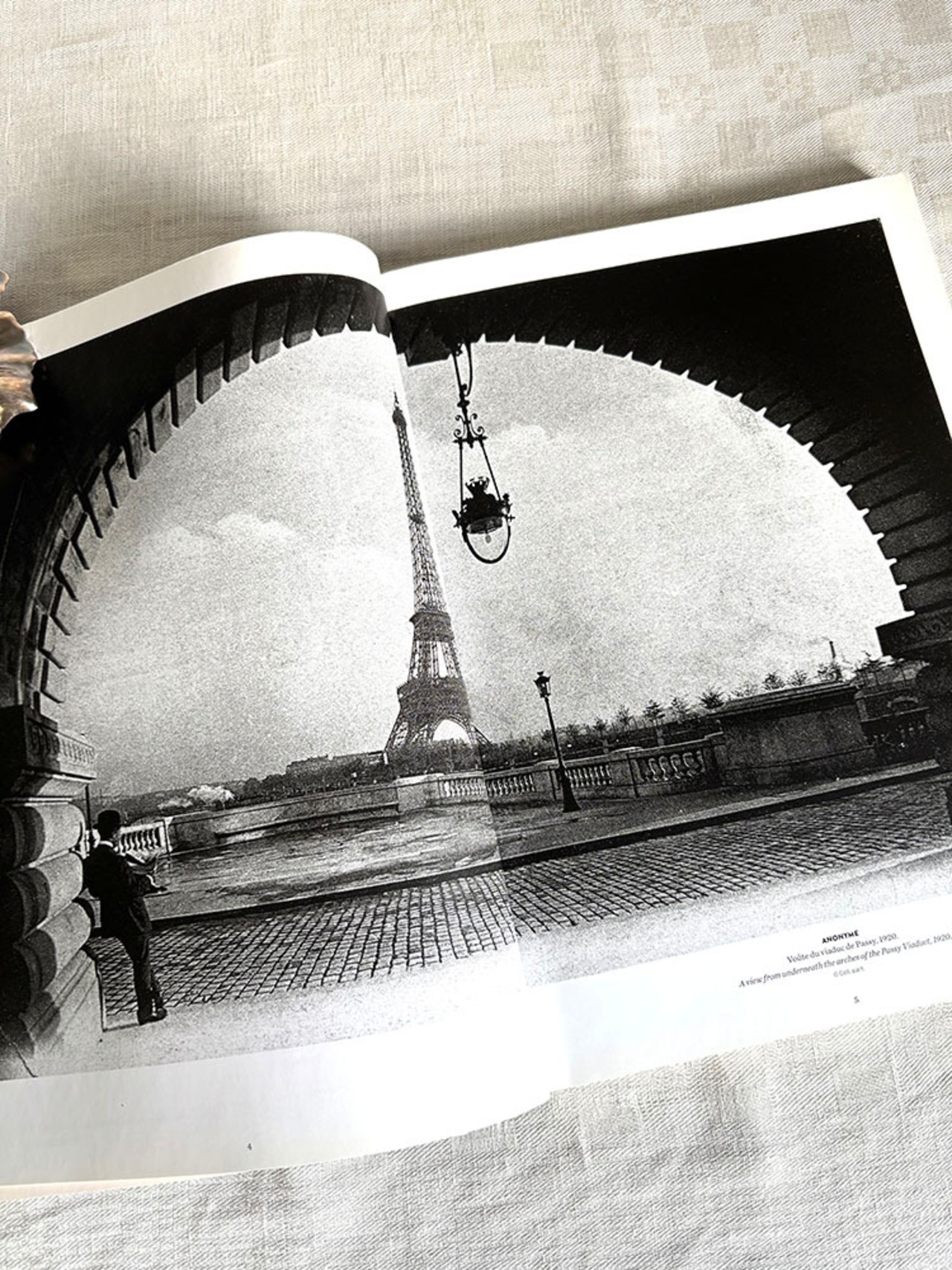 フランス古本　PARIS　大型写真集　パリ写真集 伝説の写真100枚　1919年ごろから20年 12psem19-3