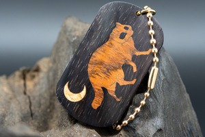 【音楽業界屈指の銘木】 ハカランダ ドッグタグ 象嵌 三日月とたぬき