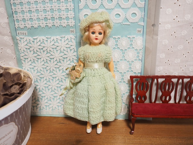 ニットドレスとブーケのお人形　dress me doll 　グリーン