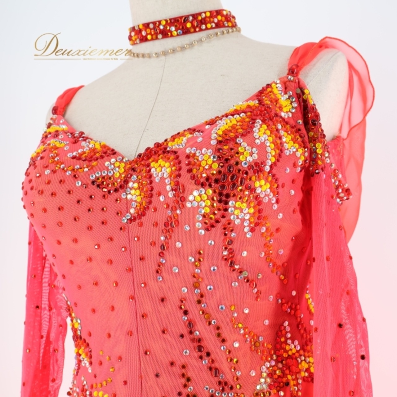 社交ダンス 衣装 スタンダードドレス 朱色 KAORI カオリ デモ 競技 ダンス パーティ 発表会 フリル レース 黄色 大きめ レッド系 オレンジ系 ダンス衣装 フォーマルドレス 舞台衣装 輝き おしゃれ 大人用 女性用 競技用