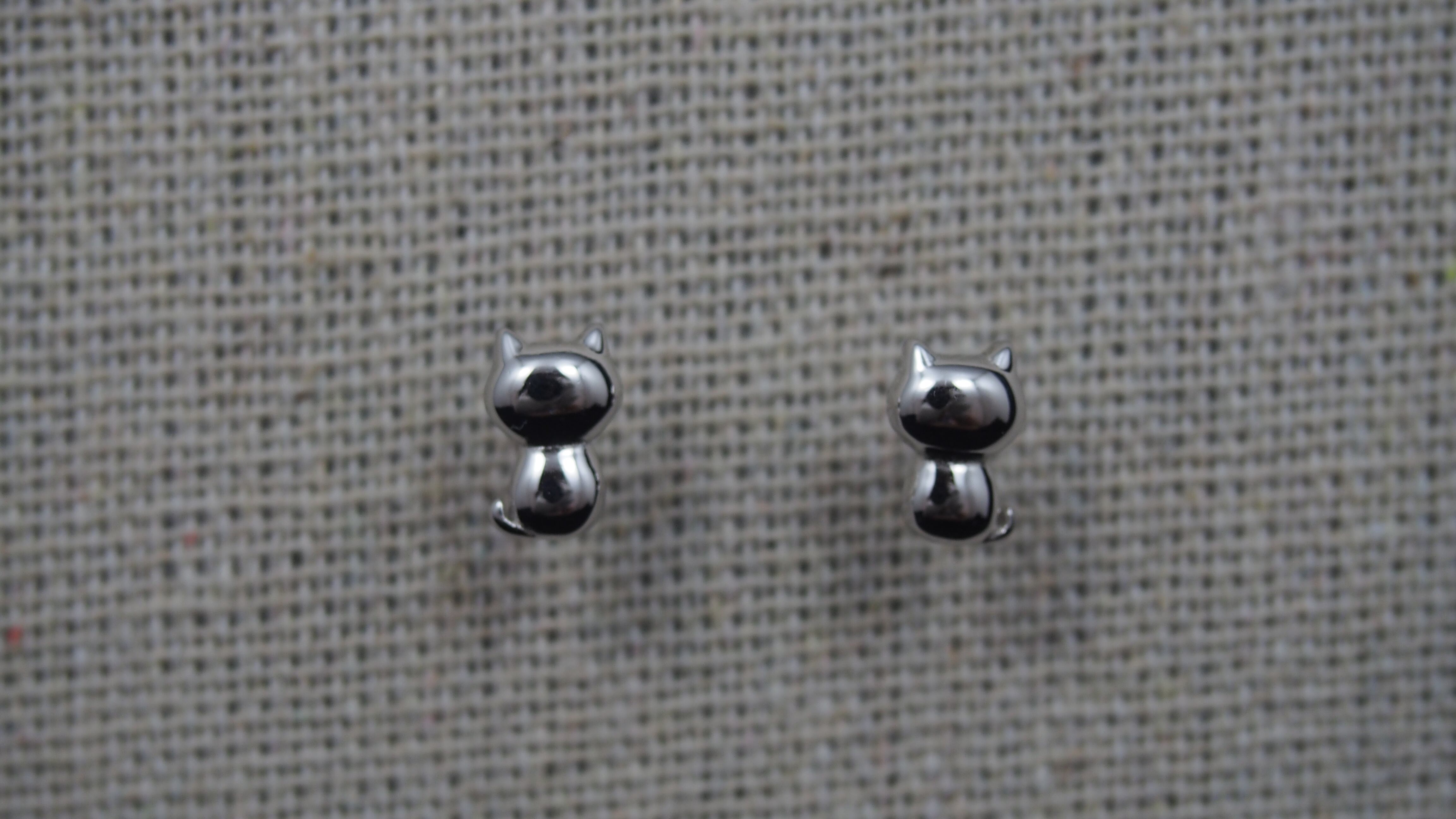 猫の後ろ姿ピアス  猫と銀