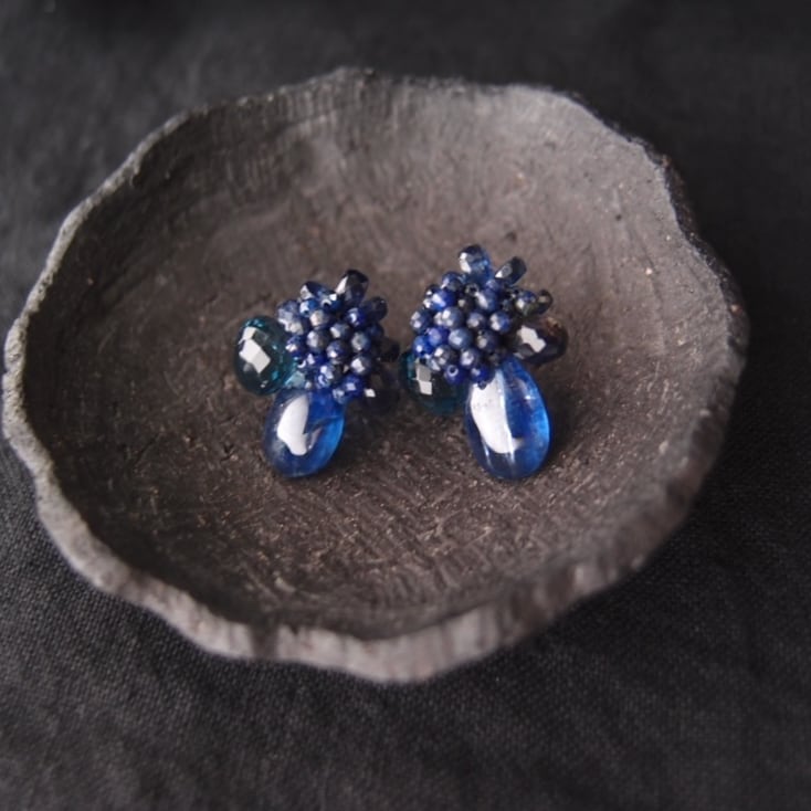 再入荷【天然石刺繍/ピアス】Royal Blue Kyanite × Londonblue Topaz × Lapis Lazuli Earrings