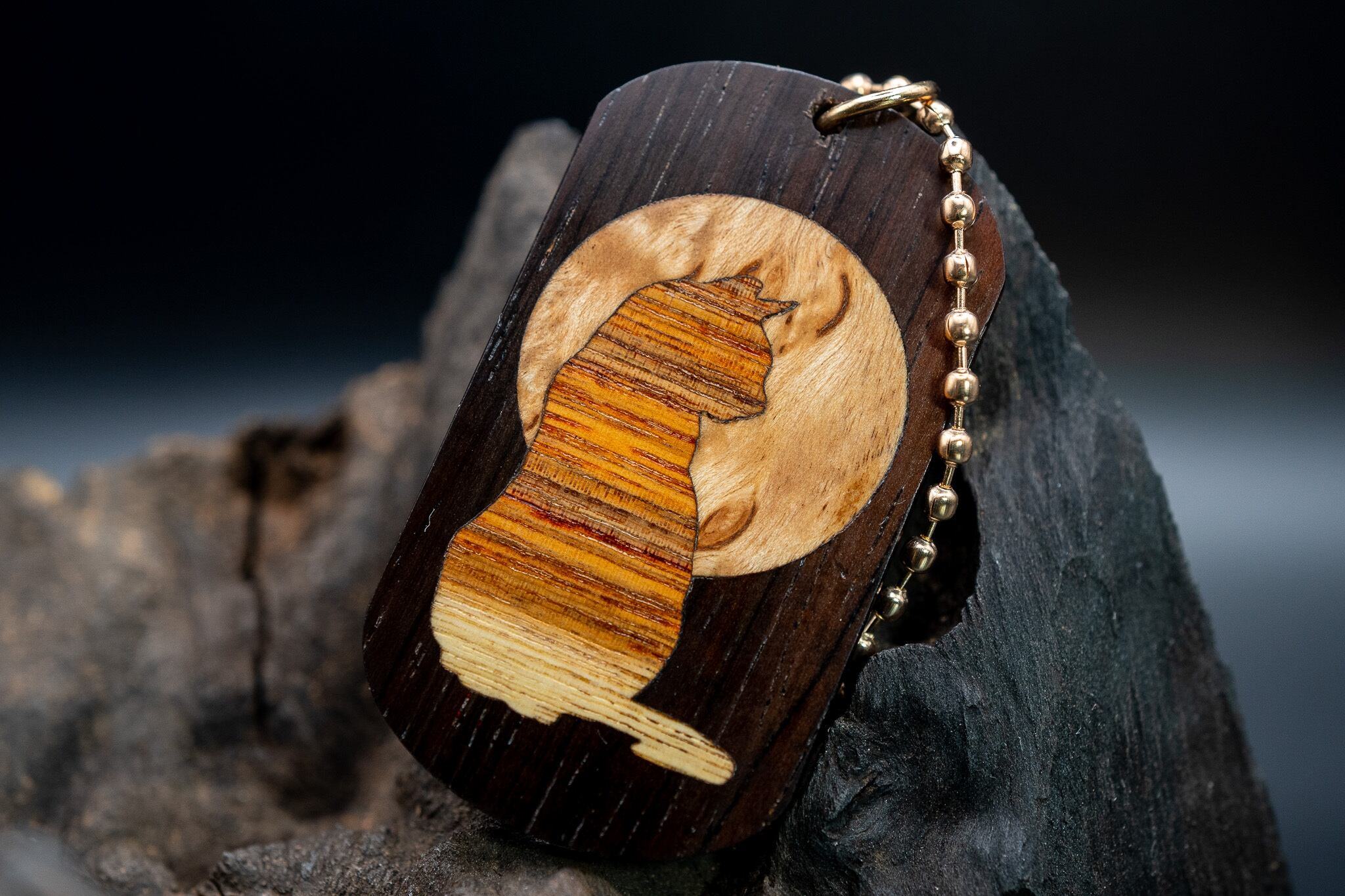 【音楽業界屈指の銘木】 ハカランダ ドッグタグ 象嵌 横を向く上品な猫