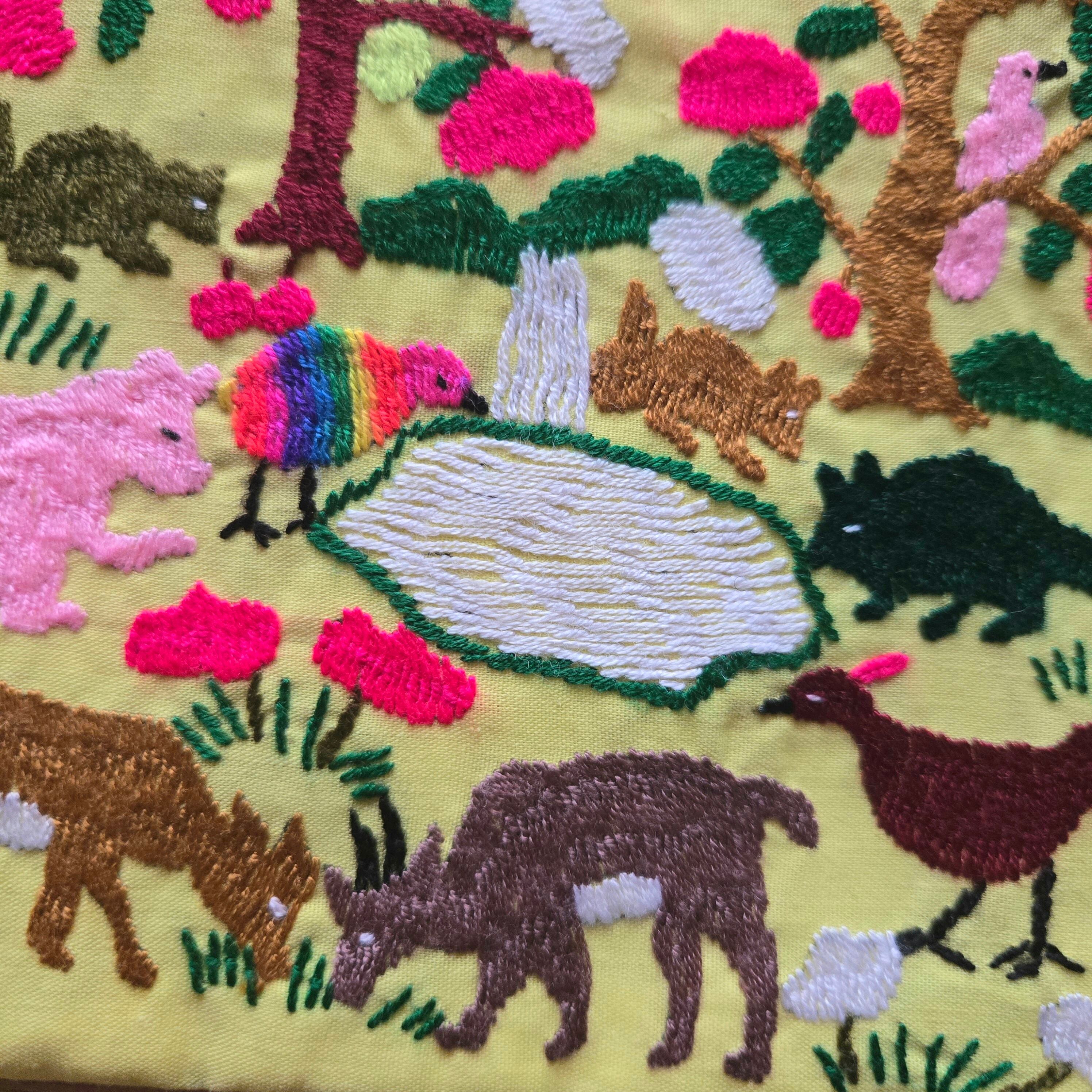 ラオス モン族手刺繍ポーチ・どうぶつ | gururi