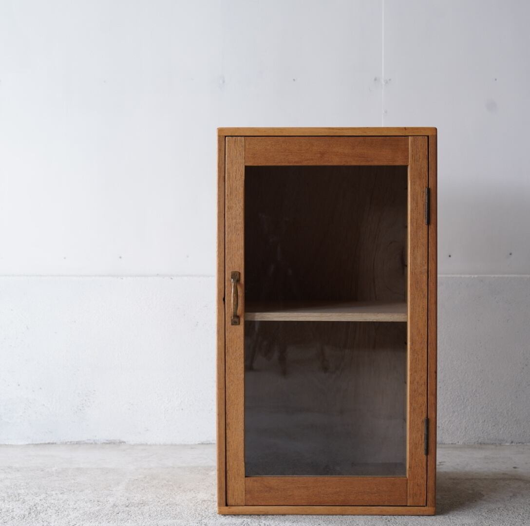 古いガラス戸棚