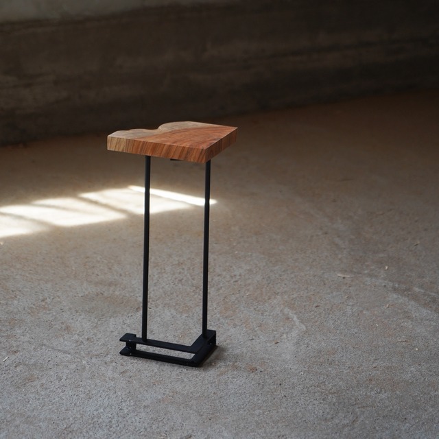 一枚板のミニサイドテーブル No.4 樹種：けやき