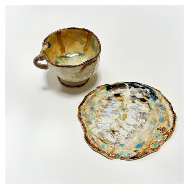 アラキドン　椿の花とティーセットとしての像