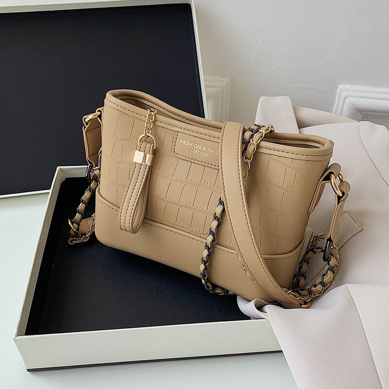 ウエスタンスタイルのセンススモールバッグ女性2020人気の新しい流行のファッションオールマッチメッセンジャーバッグネットセレブシングルショルダーワンダリングバッグ 手作りハンドバック19433760944