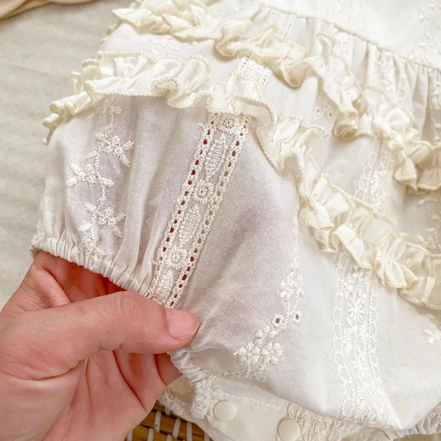 【取寄】1枚でも重ね着でも大活躍間違いなしのレースフリルロンパース