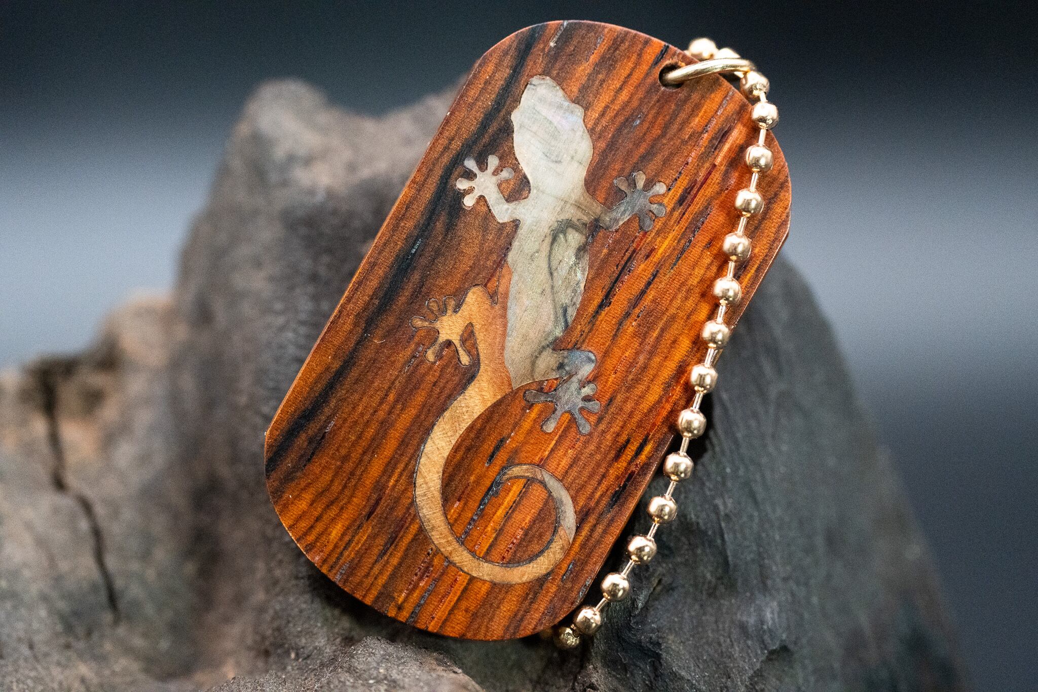 【 エスニックなローズウッド 】 ココボロ ドッグタグ 象嵌 木登りトカゲ