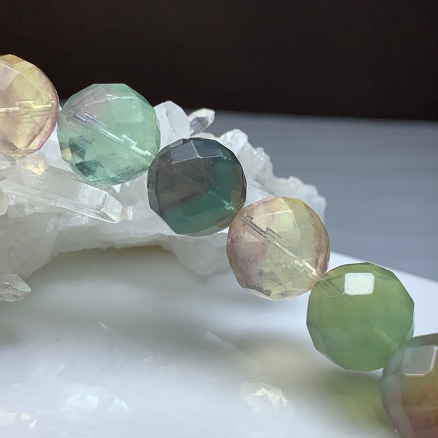 no8.多彩な変わった色合いフローライト・ブレスレット