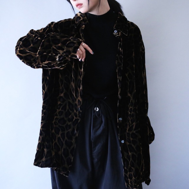 "DENIM&Co" leopard pattern XX over silhouette velours shirt