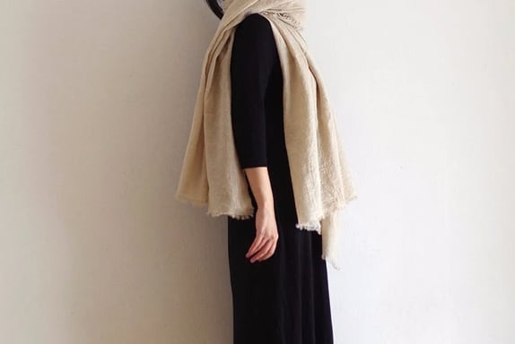 草木染め 大判ウールリネンのストール ＜ 胡桃＞ | Anemoi