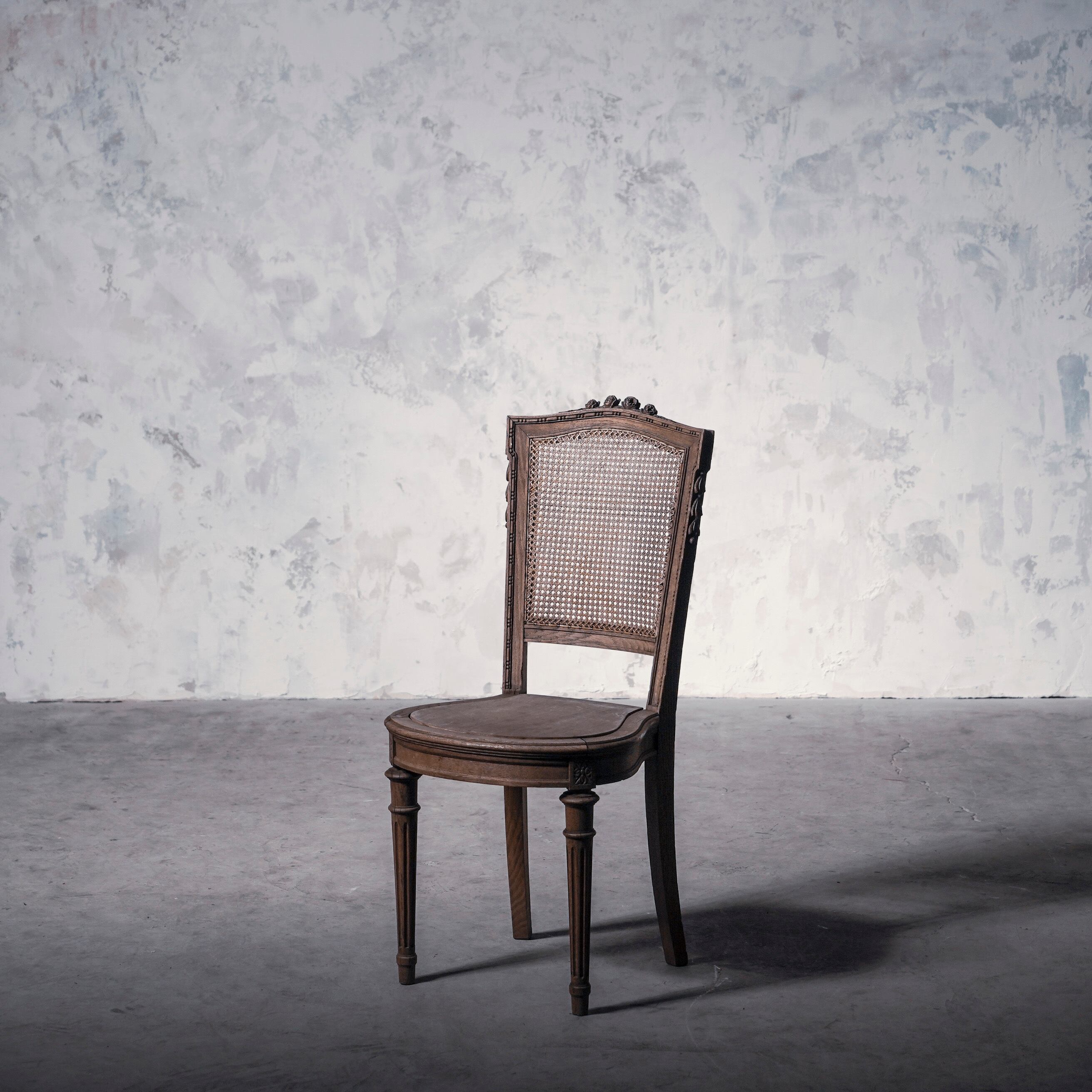 チェア/ラタンバックチェアー/アンティークチェアー/剥離家具/フレンチアンティーク/空間ディスプレイ