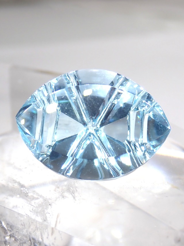 うるちゅや切子カット　ブルートパーズ 14.279ct ルース【ソーティング付き】【動画リンク　Twitter/Xあり】