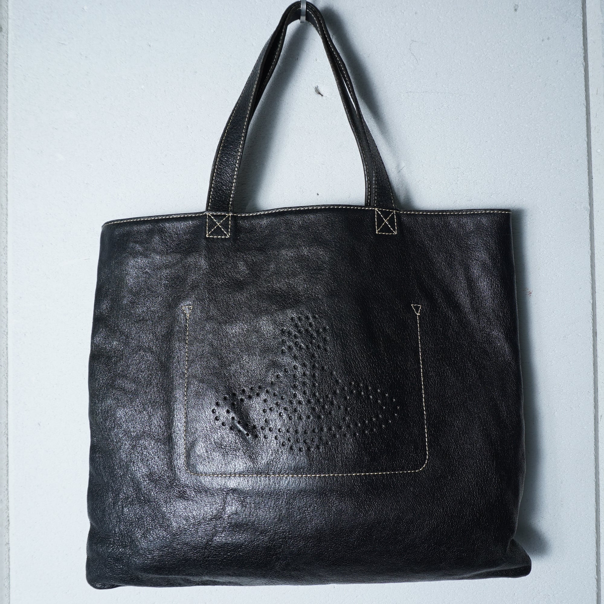 Vivienne Westwood パンチングオーブ トートバッグ ブラック Vivienne Westwoodトートバッグ パンチング オーブ ブラック Vivienne