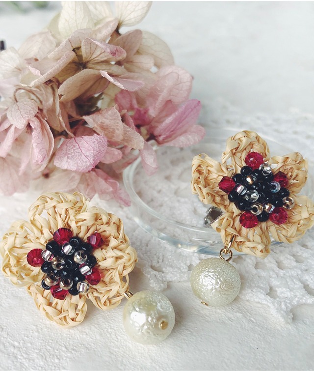 ラフィアの花のビジューイヤリング