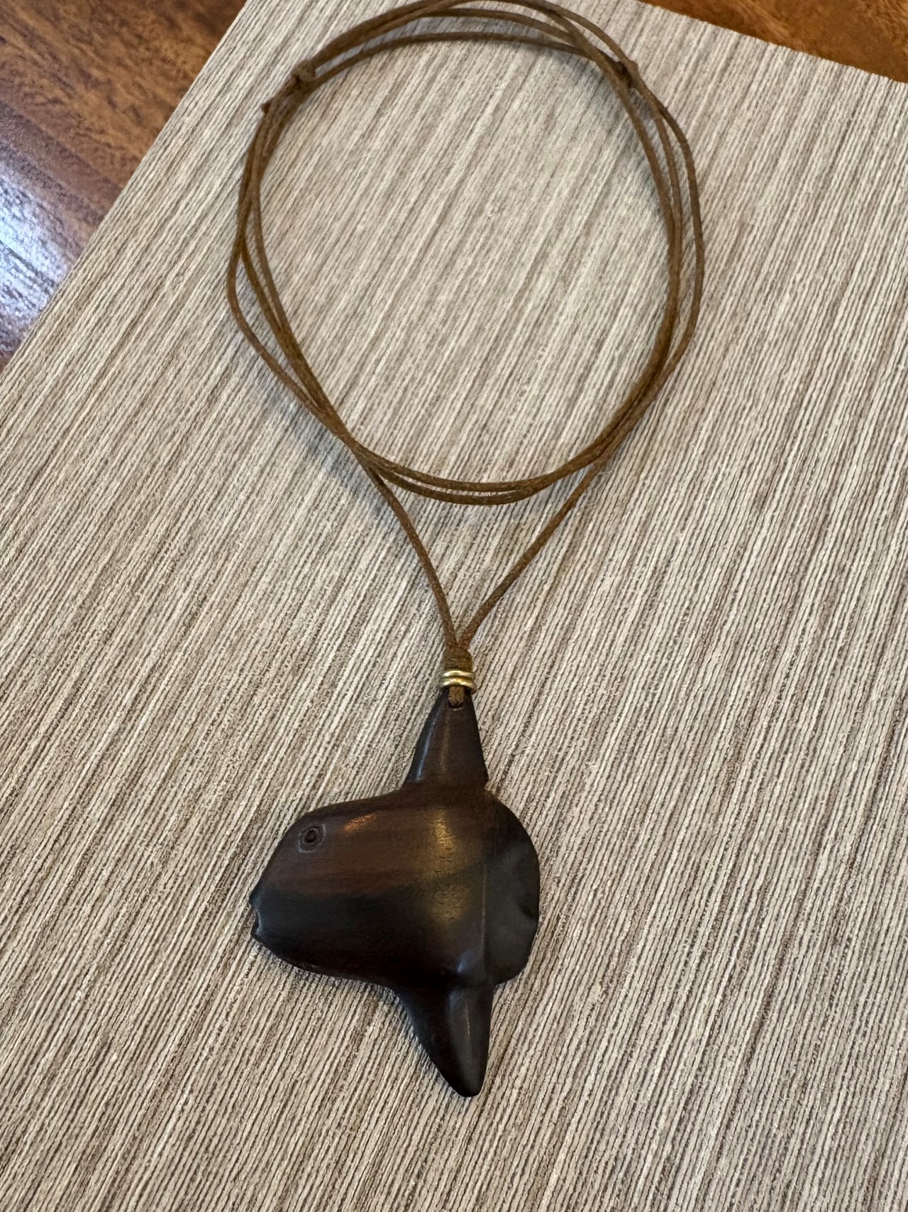 黒檀マンボウ紐ペンダント