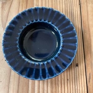 濃い青の灰皿のような深皿