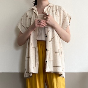 Geometric Pattern Open Collar Blouse